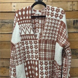 POL Geometric Knit Sweater in White and Brown